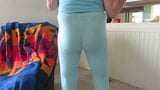 Männliche Schlampe in engen Leggings hat einen Fem-Arsch und eine kleine Beule. snapshot 8