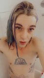 Hermosa chica desnuda tomando una ducha snapshot 19