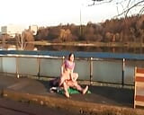 Una hermosa adolescente alemana recibe su manguito rociado por un viejo en público snapshot 13