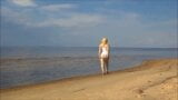 Dikke kont in een jurk op het strand snapshot 2