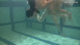 Hüpfende Titten, Lesben Katka und Barbara unter Wasser snapshot 15