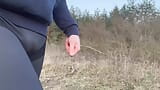 Sexy bunda leggins na floresta adolescente garoto provoca corpo magro snapshot 1