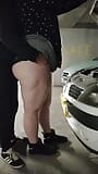 Jim zieht seinen großen Schwanz auf einem öffentlichen Parkplatz mit einem vorbeifahrenden Auto heraus snapshot 4