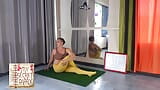 Çıplak yoga derlemesi. Külotlu bir kadın spor salonunda yoga yapıyor. Gizli günlüğüm. s1 snapshot 4