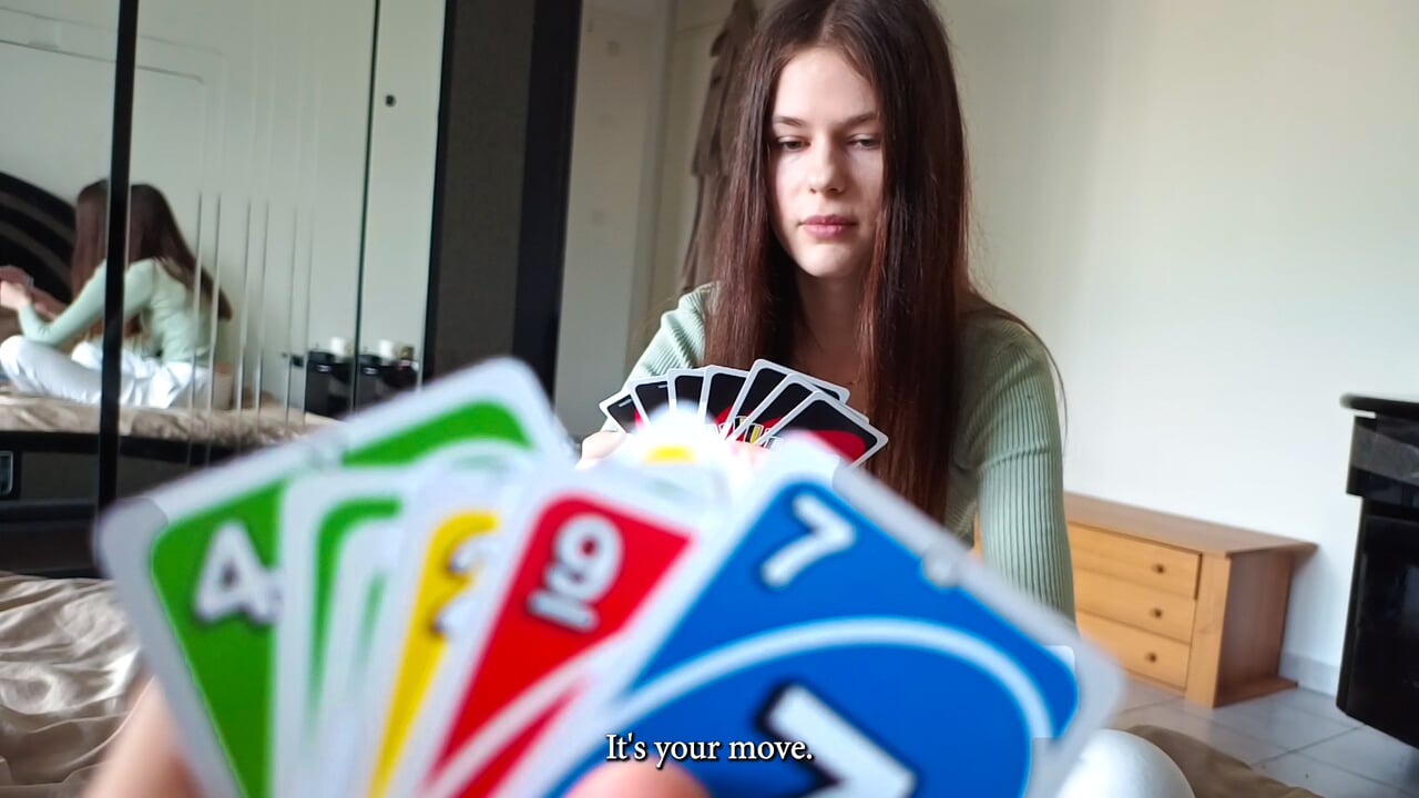 Mi hermanastra vino a mí sin bragas y perdió su virginidad durante un juego de uno ...