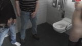 Une fille s'exhibe dans les toilettes des hommes snapshot 12