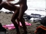 Follada caliente en la playa snapshot 17