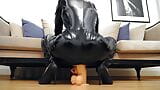 Solo vrouwelijke agent in latex catsuit met enorme dildo snapshot 15