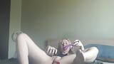 Einsame blonde schönheit hat eine lockdown-isolation, masturbation snapshot 3