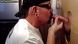 Gloryhole, un gay mature suce une bite bien dure dans une vidéo de pipe amateur snapshot 8