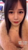 Fată asiatică super drăguță în public snapshot 4