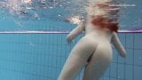 La ragazza in costume da bagno rosa Lera mostra il corpo nudo sott'acqua snapshot 11