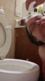 Jeffs hoofd in het toilet snapshot 3