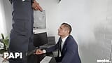 Bo Sinn kommt in Rocky Vallartas Büro, um das Licht zu reparieren, aber er bekommt am Ende seinen Schwanz gelutscht - Papi snapshot 2