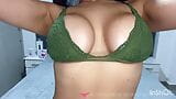 Vends-ta-culotte-hermosa morena jugando con un consolador y sus grandes tetas snapshot 1