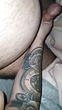 Matrigna con tatuaggio registrata in videocamera mentre masturba il cazzo del figliastro snapshot 15