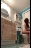 Tiener meisje zittend op toilet snapshot 4