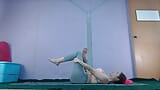 Yoga débutant en direct - une latina exhibe ses gros seins snapshot 4
