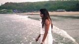 Bhanu in hete fotoshoot op het strand snapshot 5