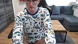 Duitse schattige jongen trekt zich twee keer af op livecam en speelt met een dildo snapshot 5