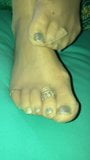 Nylonowy footjob ze srebrnymi polerowanymi paznokciami i stopami snapshot 3
