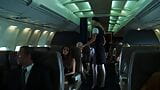 Lucky hunk se folla a dos chicas pasajeras calientes a bordo de un avión snapshot 1