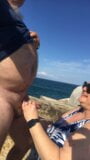 Bella donna succhia il cazzo in spiaggia snapshot 7