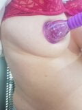 Hete sexy babe met geweldige grote tepels en clit test haar nieuwe clitoris en tepelpomp snapshot 2