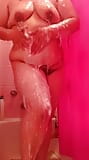 シャワーで一人で柔らかい体をきれいにしてもらうぽっちゃりラテン系女の子 snapshot 4