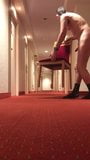 Aftrekken in de gang van het hotel (geen sperma) snapshot 4