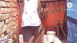 在洗澡时，村里多汁的嫂子被邻居操了。 snapshot 5