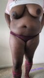 kulit berwarna wanita gemuk bella bronte memainkan dengan puting dan toket besar dirinya lemak dildo! snapshot 4