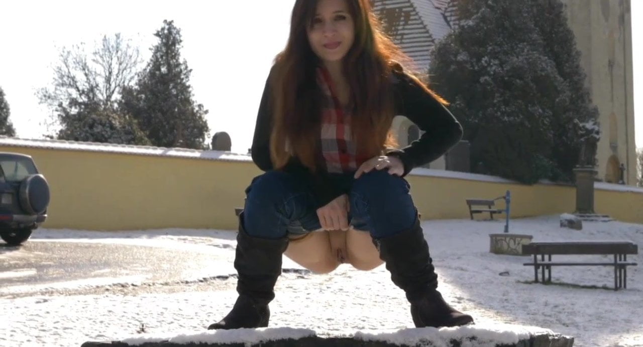 Stunning Girl Pissing