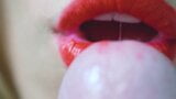 Blowjob mit rotem Lippenstift der Nahaufnahme snapshot 1