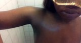 Une fille noire prend une douche snapshot 3