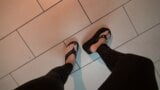 Crossdresser con piedi folli in sexy infradito si masturba e viene snapshot 2