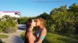 Clover - julie beijando em público snapshot 4