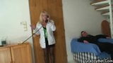 Joven tio recoge vieja rubia snapshot 8