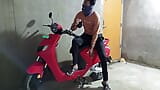 Travesti baila en scooter eléctrico en su propia casa y es follada por el culo por su novio - bhojpuri dance - voz hindi snapshot 3