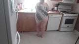 Femme nue dans la cuisine snapshot 1