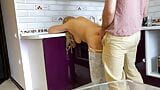 Milf mete un pene por el culo en la cocina y quiere que le estiren el agujero anal snapshot 4