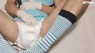 Gadis banci pakai popok ini lagi asik muasin memeknya pakai popok ...
