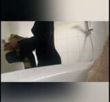 Teman lelaki mengintip saya semasa mandi snapshot 1