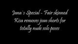 Beleza loira de pele clara remove shorts jeans snapshot 1