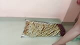 Hintli ateşli kız sınıf arkadaşı tarafından yatak odasında ayakta sikiliyor snapshot 7