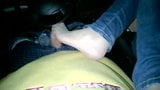 Masturbare cu picioarele în mașină cu nailon snapshot 3
