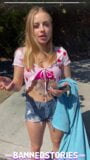 Rubia anna claire clouds en la playa con bikini rosa snapshot 2