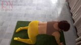 Regina Noir. Yoga in gelben Strumpfhosen beim Yoga im Fitnessstudio. Ein Mädchen ohne Höschen macht Yoga. Ein Athlet trainiert in einem öffe snapshot 4