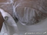 Salope noire voluptueuse sous la douche snapshot 6
