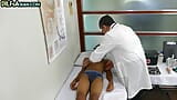 Médico gay folla a pelo asiático twink después de chequeo anal snapshot 2